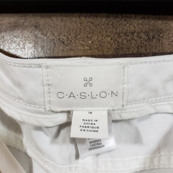 Caslon NWOT white utility 5" shorts woman's size 18 with big patch pockets - Picture 6 of 11